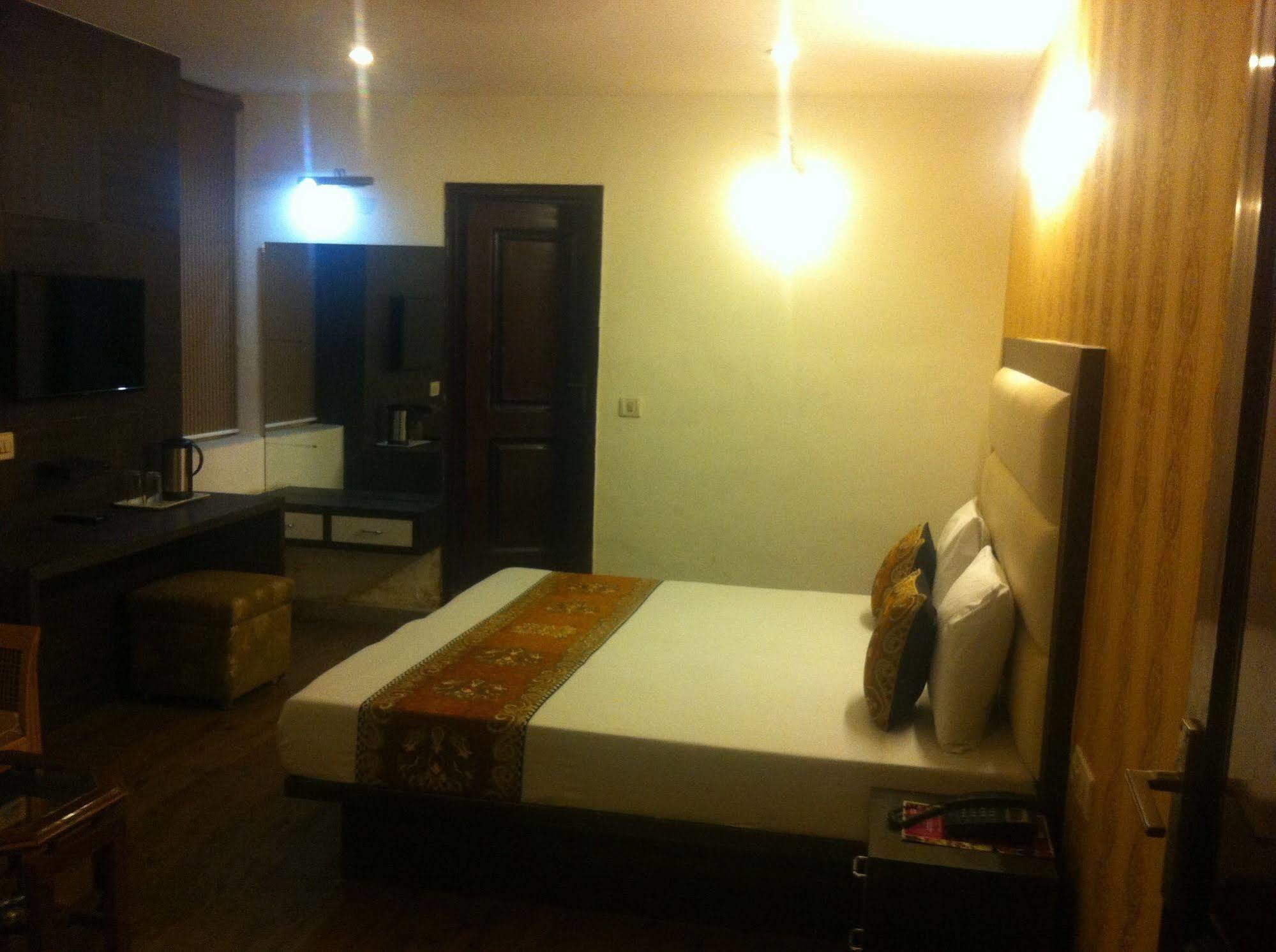 Hotel Karat 87 Inn Neu-Delhi Exterior foto
