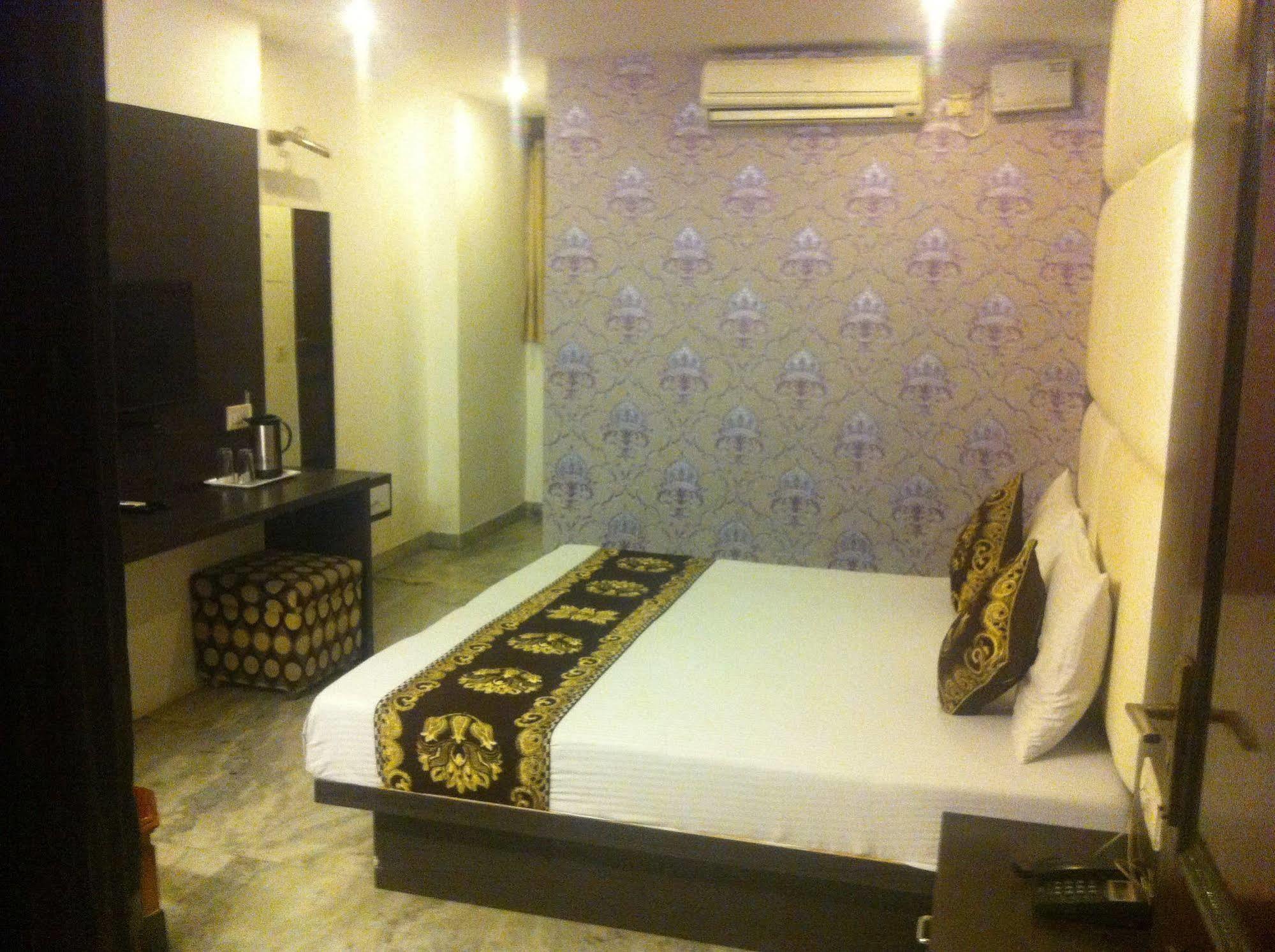 Hotel Karat 87 Inn Neu-Delhi Exterior foto
