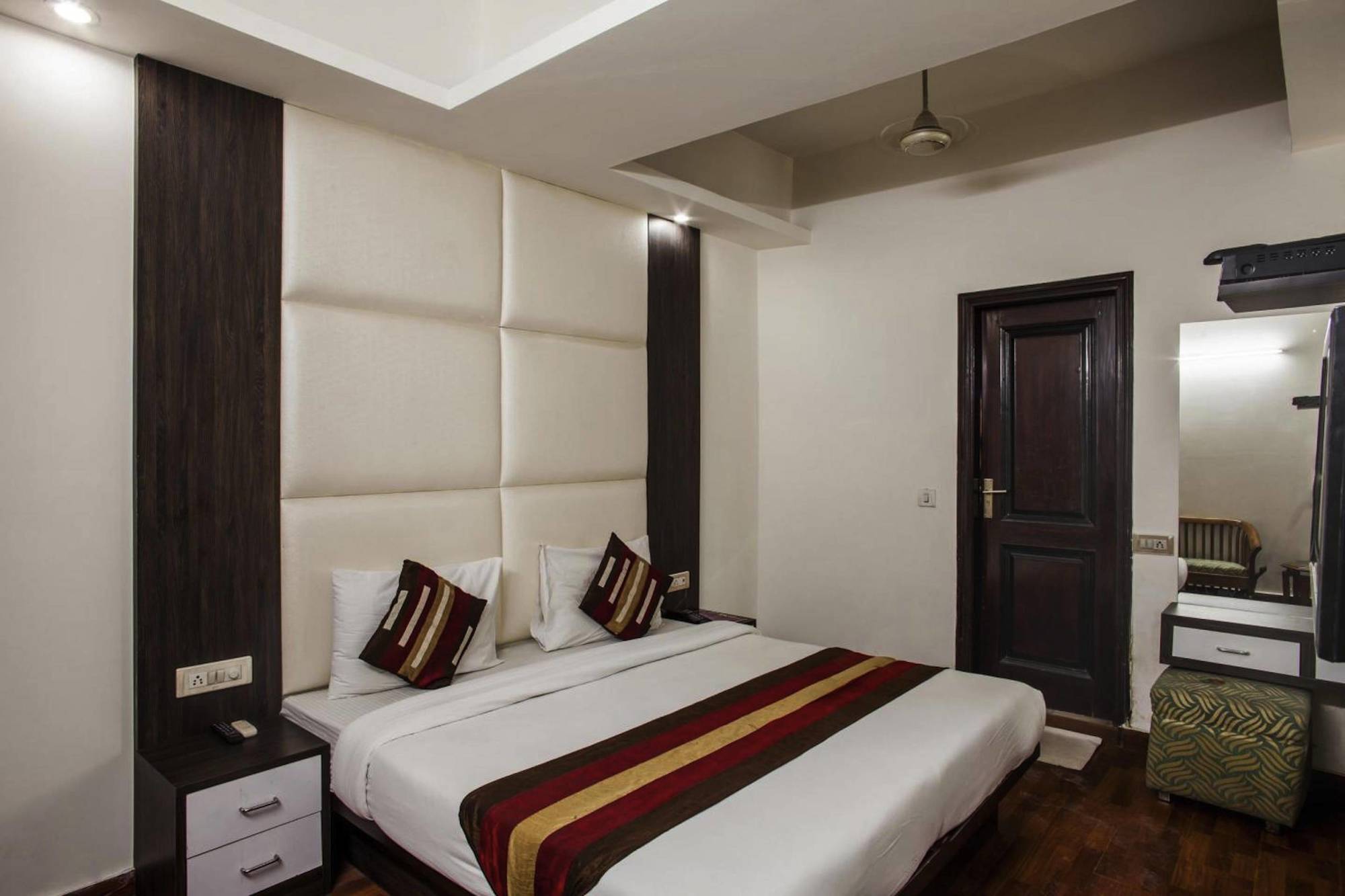 Hotel Karat 87 Inn Neu-Delhi Exterior foto