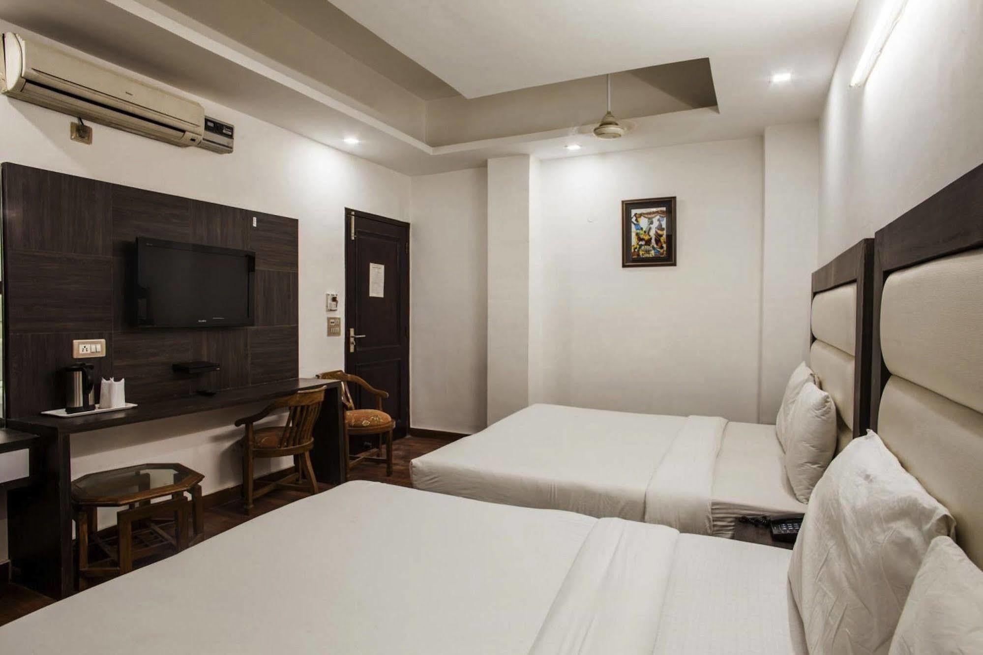 Hotel Karat 87 Inn Neu-Delhi Exterior foto