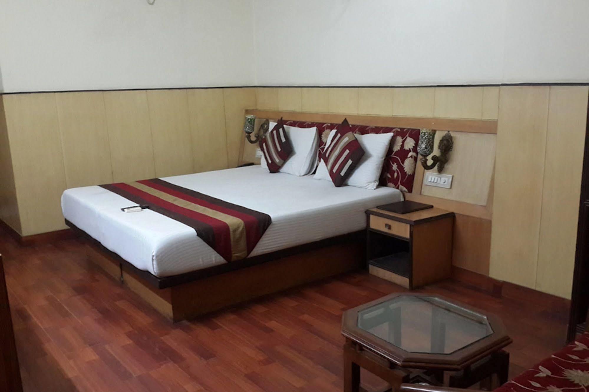 Hotel Karat 87 Inn Neu-Delhi Exterior foto