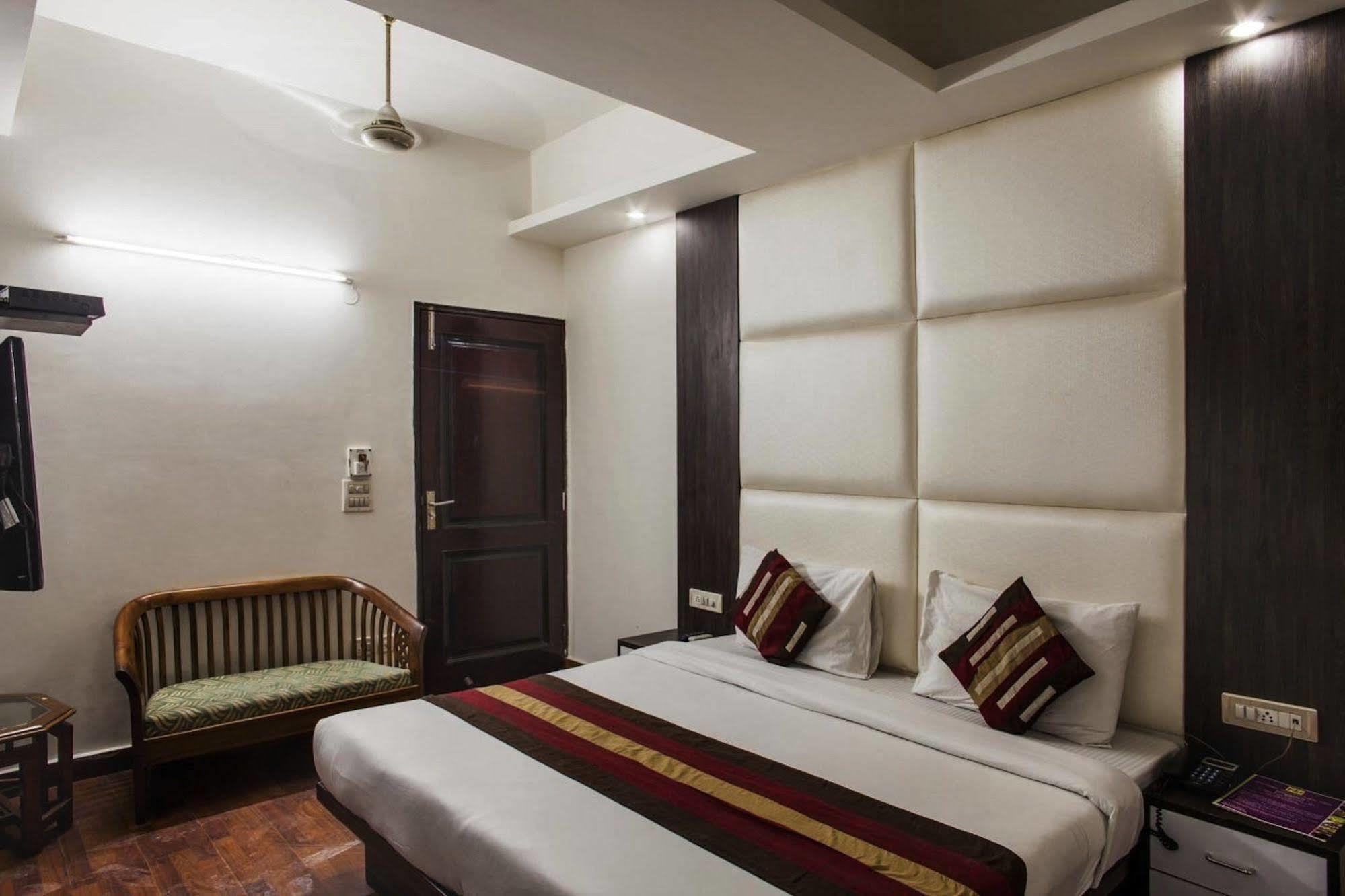 Hotel Karat 87 Inn Neu-Delhi Exterior foto