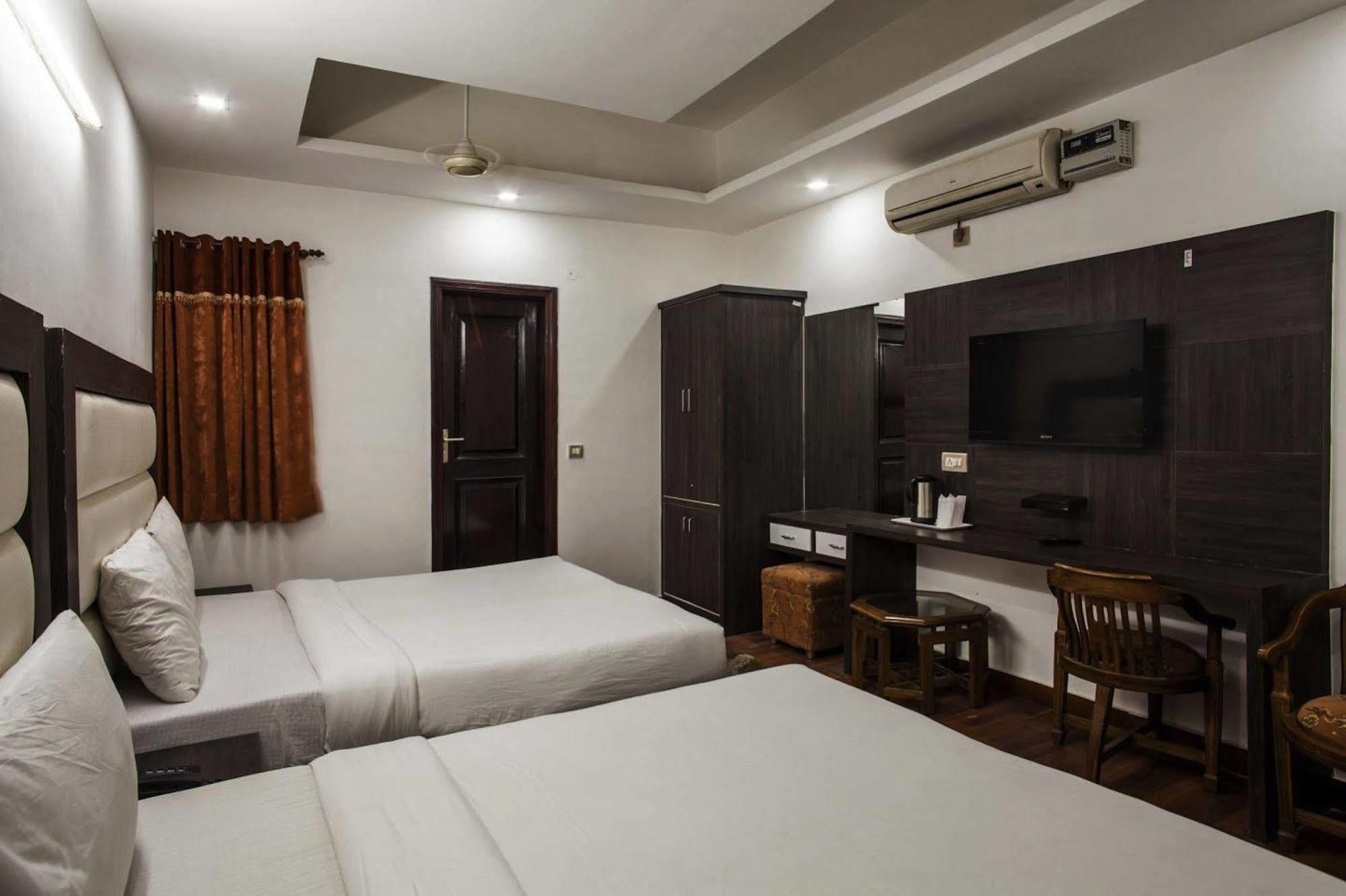 Hotel Karat 87 Inn Neu-Delhi Exterior foto